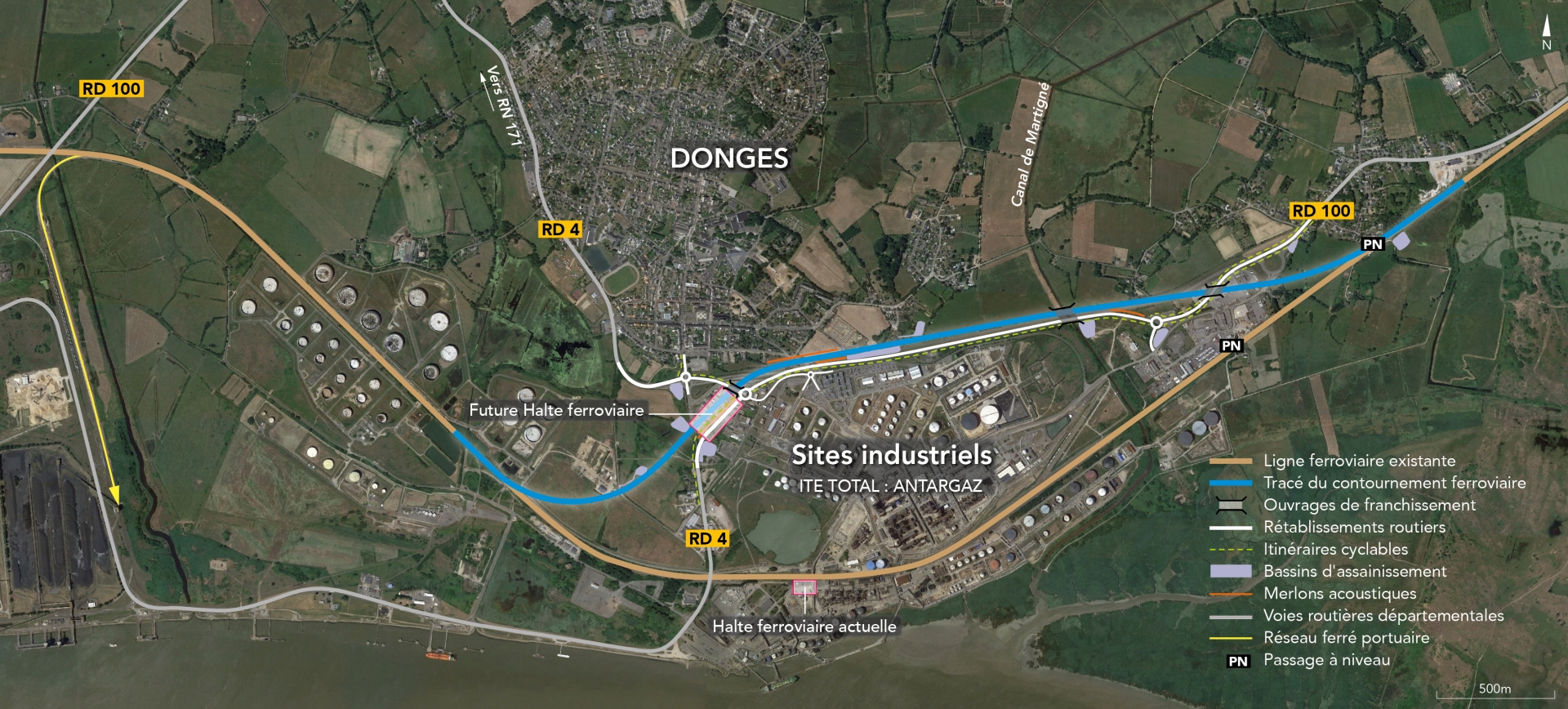 Carte en vue aérienne du contournement ferroviaire des sites industriels de Donges. Sur cette carte figurent plusieurs éléments : le tracé en beige de la ligne ferroviaire existante, le tracé en bleu du contournement ferroviaire, les ouvrages de franchissement, représentés par des carrés blancs transparents avec un trait noir, le rétablissement routier, en tracé blanc, les itinéraires cyclables, en pointillé jaune, les bassins d'assainissement, en violet, les merlons acoustiques, en trac