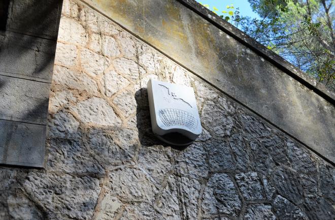 Nichoir à chiroptères (chauves-souris) installé sous la voute d'un ouvrage ferroviaire.