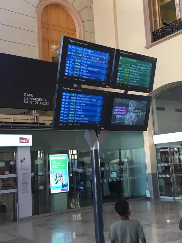 Gare SNCF avec deux écrans de départ et deux écrans d'arrivée des trains