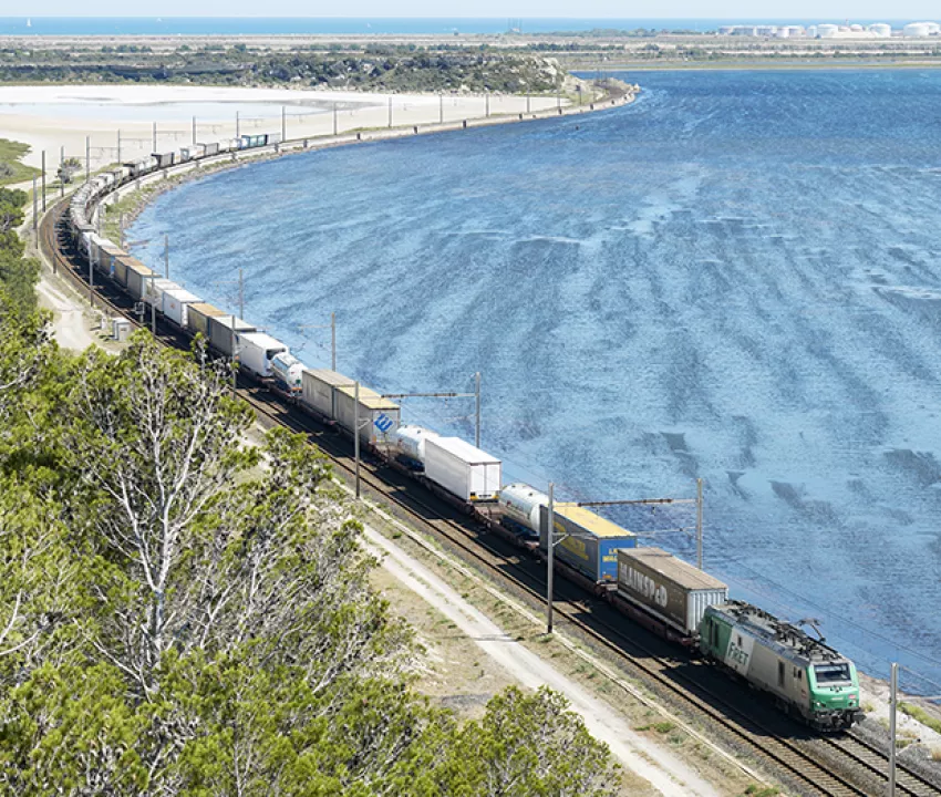 Train de marchandises longeant la mer