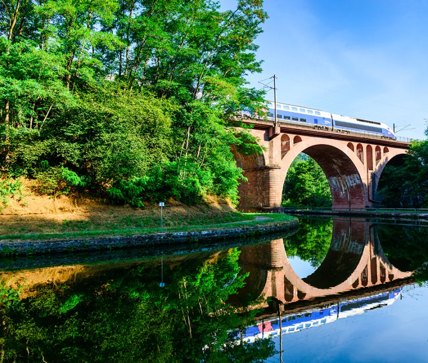 Passage d'un train sur un aqueduc