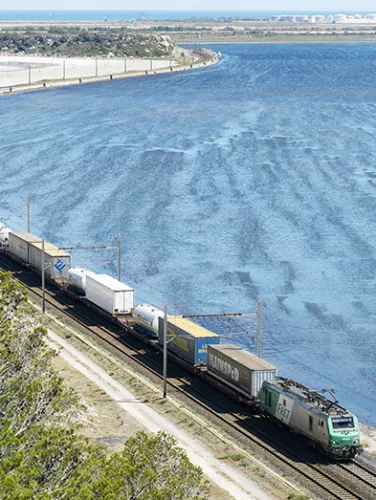 Train de marchandises longeant la mer