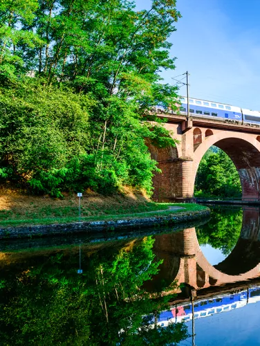 Passage d'un train sur un aqueduc