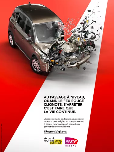 Affiche campagne de passage à niveau en voiture