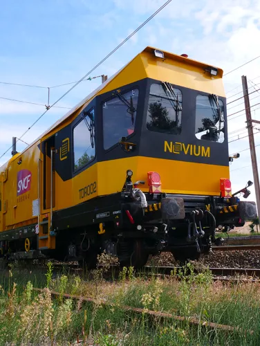 Un train désherbeur en action