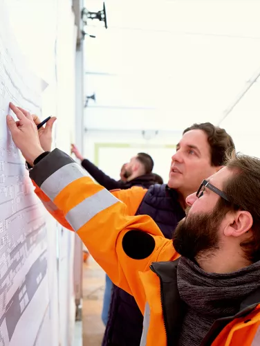 Agents sncf réseau préparant une opération