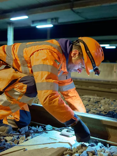 Renouvellement des voies ferrées par un agent SNCF Reseau