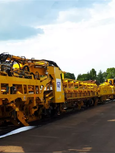 train-usine utilisé pour renouveler la voie