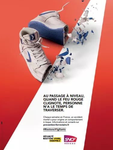 Au passage à niveau flyer 