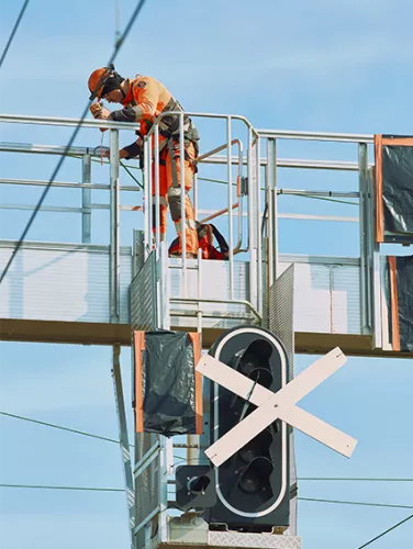 Un agent SNCF Réseau au-dessus des installations ferroviaires (aiguillages, signalisation). ©SNCF Réseau