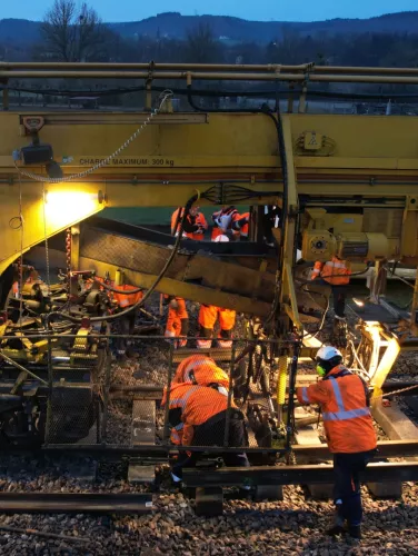 Travaux avec le train-usine entre Montchanin et Chagny