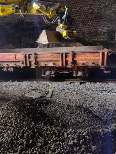 Du ballast est chargé sur un train
