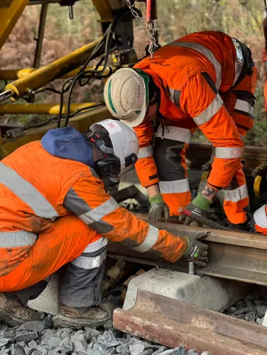 Agents soulevant le rail Agents soulevant le rail