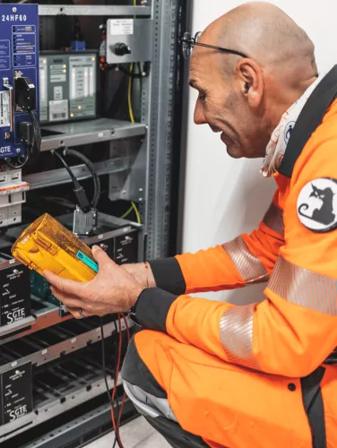 Les batteries de secours Samuel vérifiant la conformité des batteries de secours du secteur