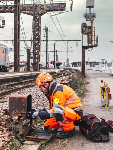 Le détonateur Samule procédant à la vérification du fonctionnement d'un détonateur