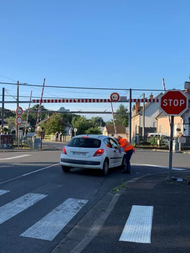 Un agent distribue des goodies à un automobiliste