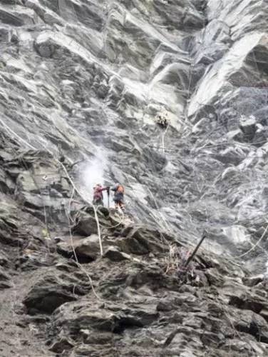 travaux de sécurisation de la falaise au-dessus du tunnel de la Maurienne