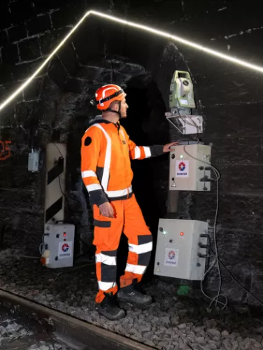 Un agent fait des vérifications dans le tunnel de la Maurienne