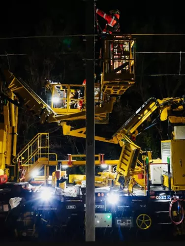 La suite rapide en action (crédits : @Autanblanc) Le train usine - remplacement des poteaux caténaires de nuit