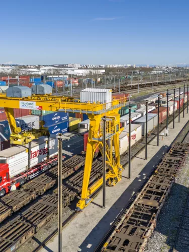 Terminal fret avec camions, conteneurs rails et portique