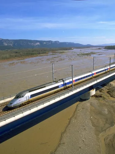 Un TG circule sur un pont