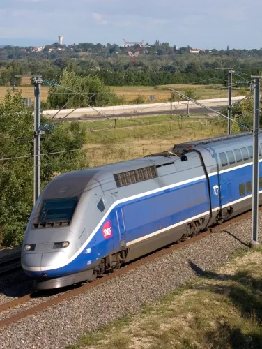 un TGV circule sur la LGV Mediterranée
