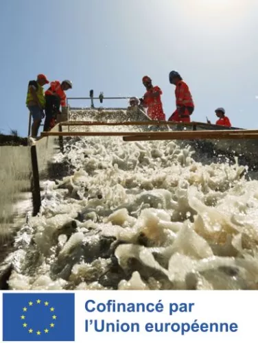 Projet RESIST Des agents travaillent sur un canal simulant une crue.