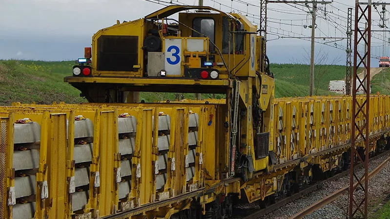 Blois - La-Ville-aux-Dames : renouvellement de la voie avec le train usine