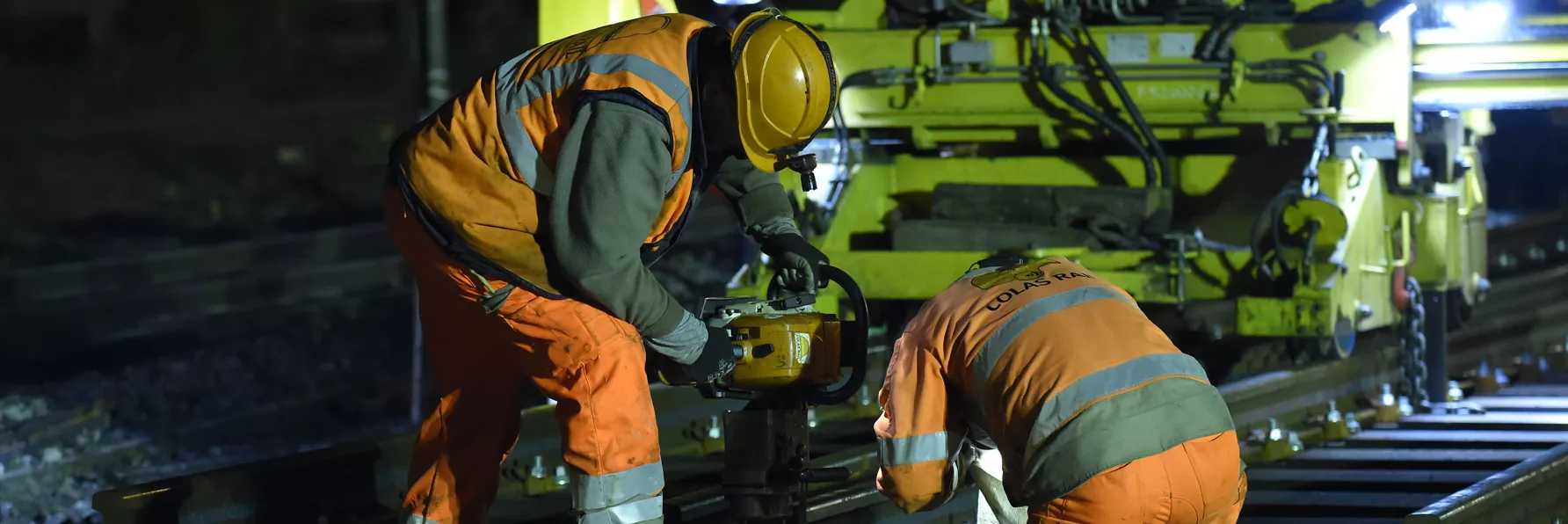 agents de maintenance effectuant des travaux