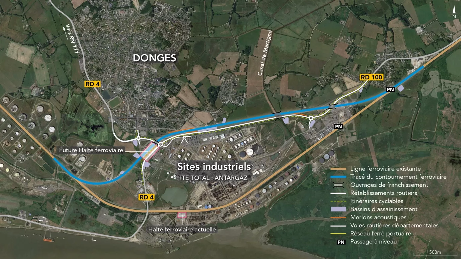 Carte en vue aérienne du contournement ferroviaire des sites industriels de Donges. Sur cette carte figurent plusieurs éléments : le tracé en beige de la ligne ferroviaire existante, le tracé en bleu du contournement ferroviaire, les ouvrages de franchissement, représentés par des carrés blancs transparents avec un trait noir, le rétablissement routier, en tracé blanc, les itinéraires cyclables, en pointillé jaune, les bassins d'assainissement, en violet, les merlons acoustiques, en trac