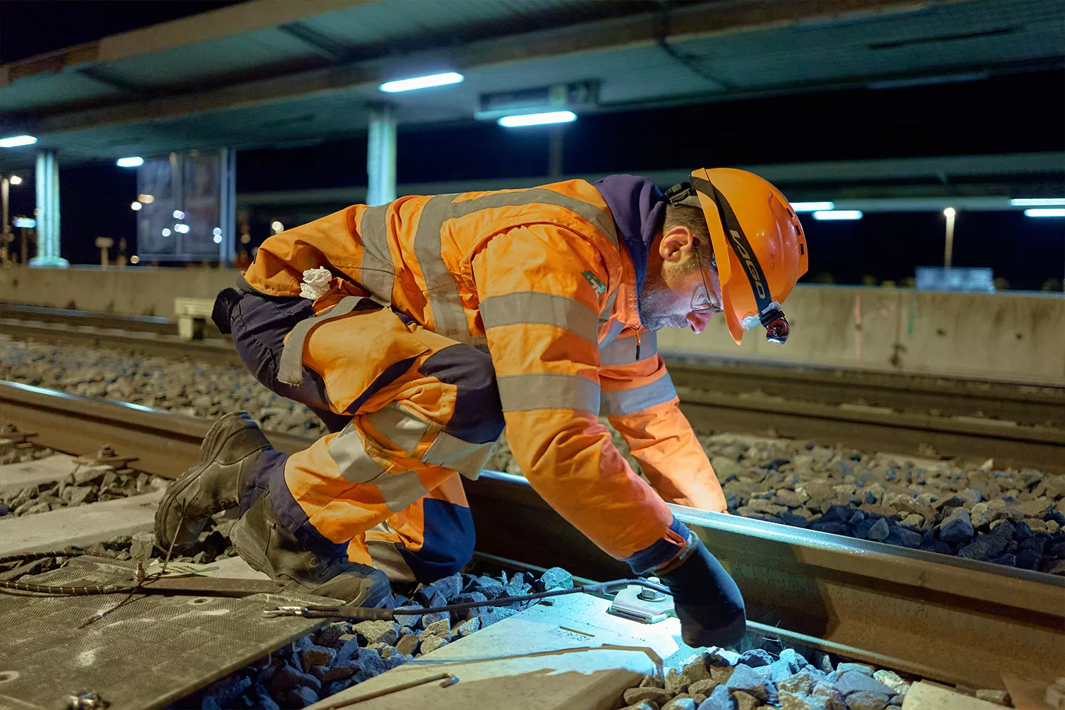 Renouvellement des voies ferrées par un agent SNCF Reseau