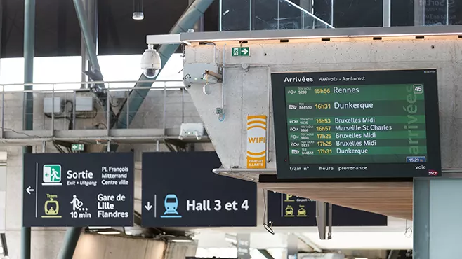 Panneau d’affichage à la gare de Lille Flandres © SNCF Réseau / Yann Audic