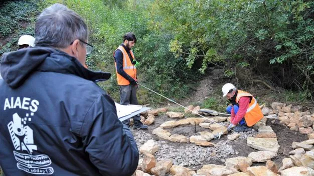 Construction de la spirale à insectes, composée de pierres, de terre et de sable.
