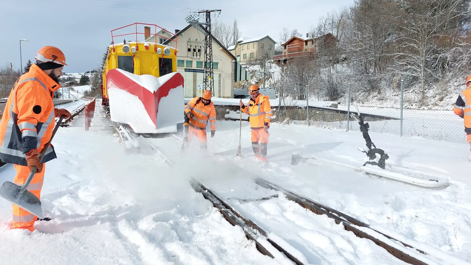 des agents et un engin chasse-neige dégagent les voies