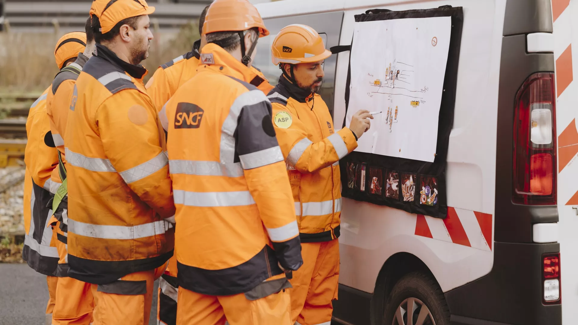 Agent SNCF Réseau réalisant un brief
