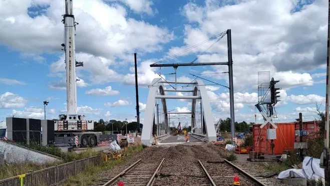 Le pont ferroviaire d'Avesnelles positionné à son emplacement définitif, au niveau de la voie ferrée
