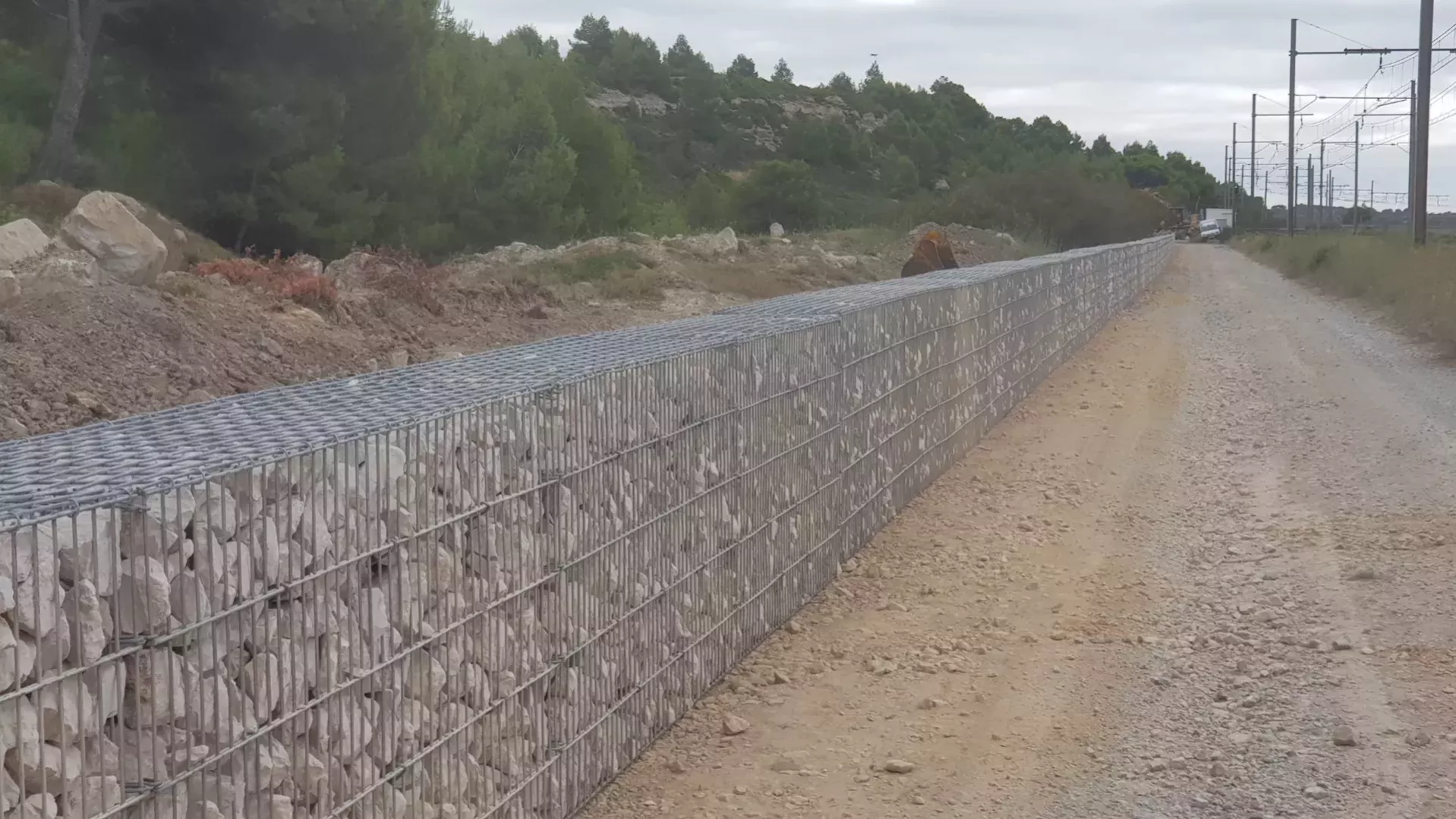 Réserve naturelle de la Narbonnaise : construction d'un mur anti-incendie