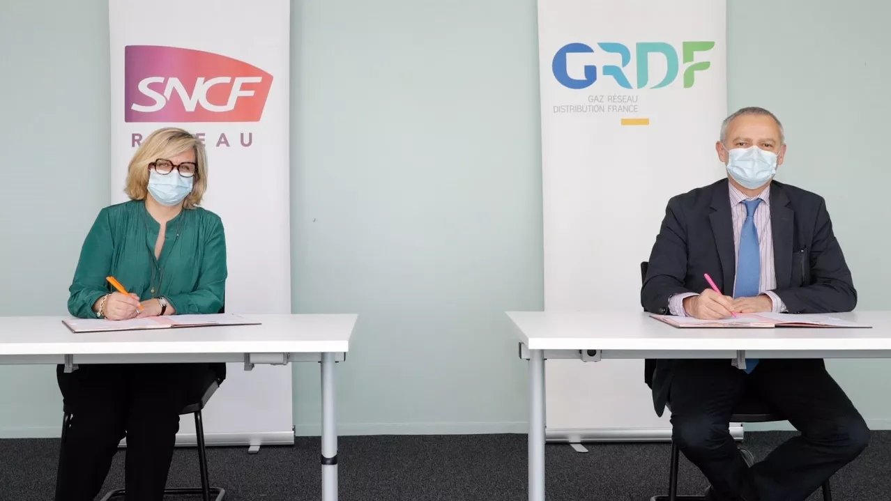 Nathalie Darmendrail, directrice territoriale SNCF Réseau Hauts-de-France a signé le protocole avec Jean Michel Lasserre, son homologue de GRDF.