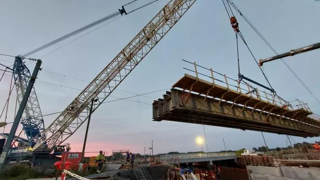 Pose du pont ferroviaire de Beuvrages