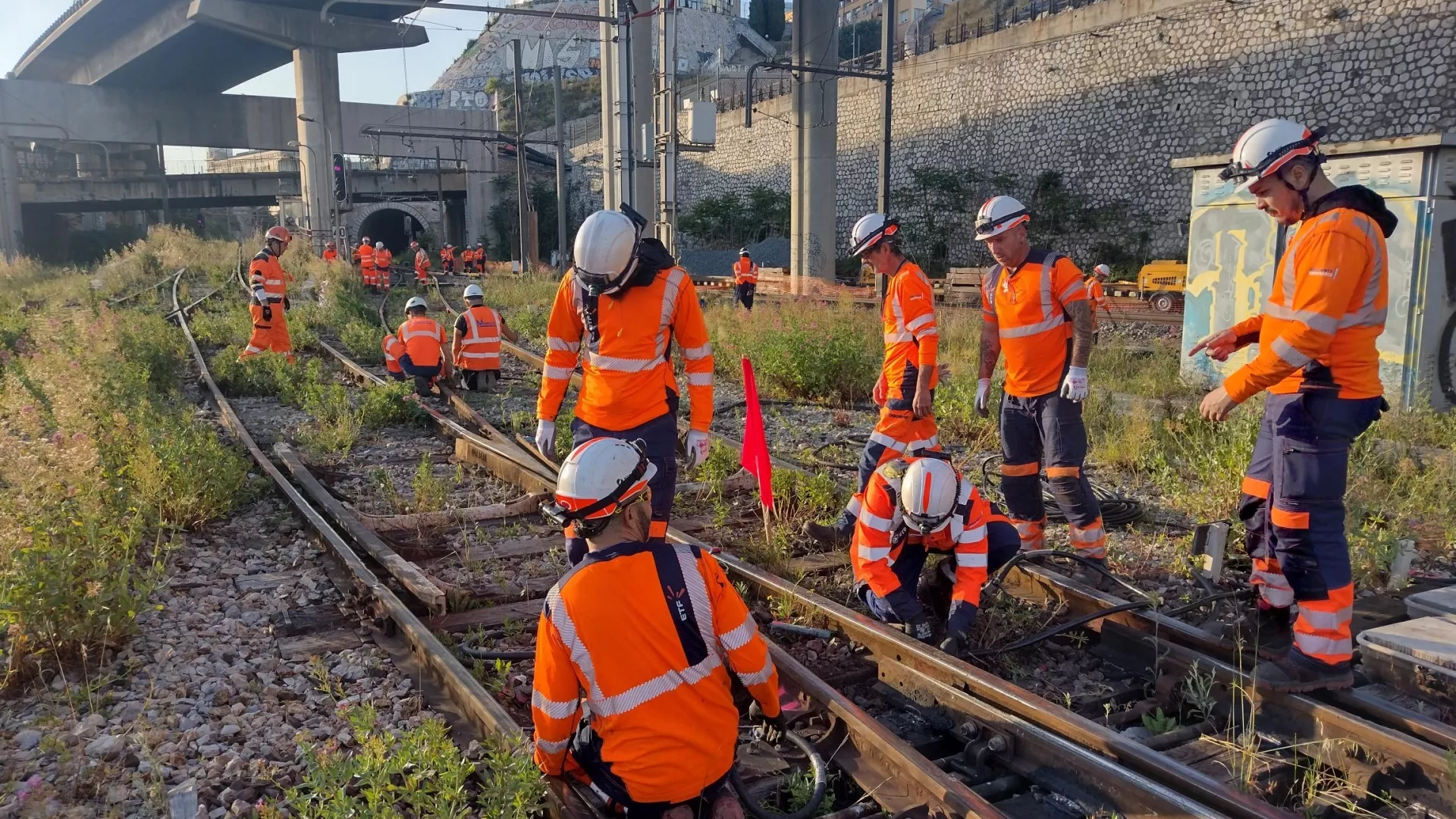 Des agents SNCF Réseau travaillent sur les voies