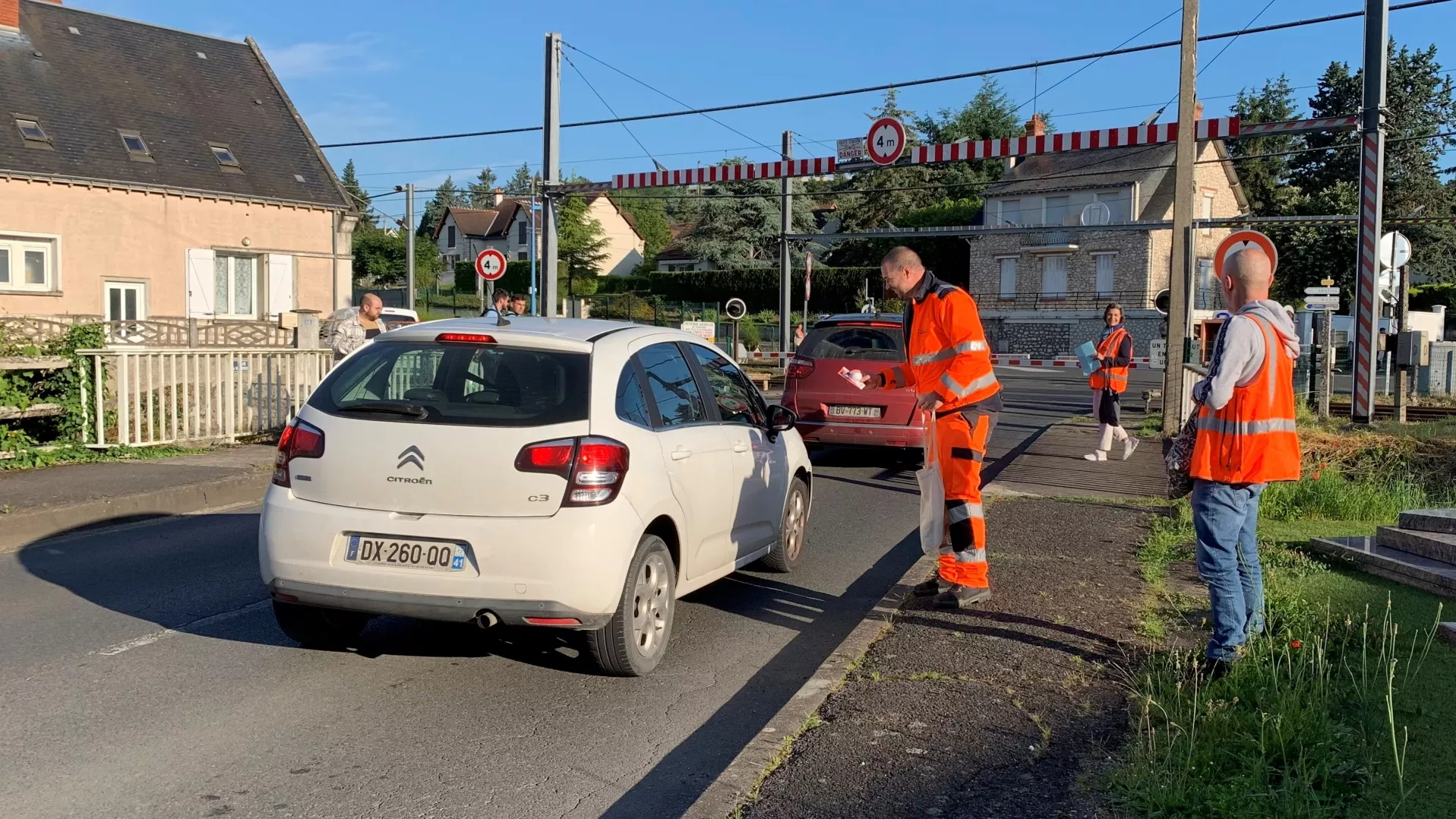 Des agents distribuent des flyers aux automobilistes