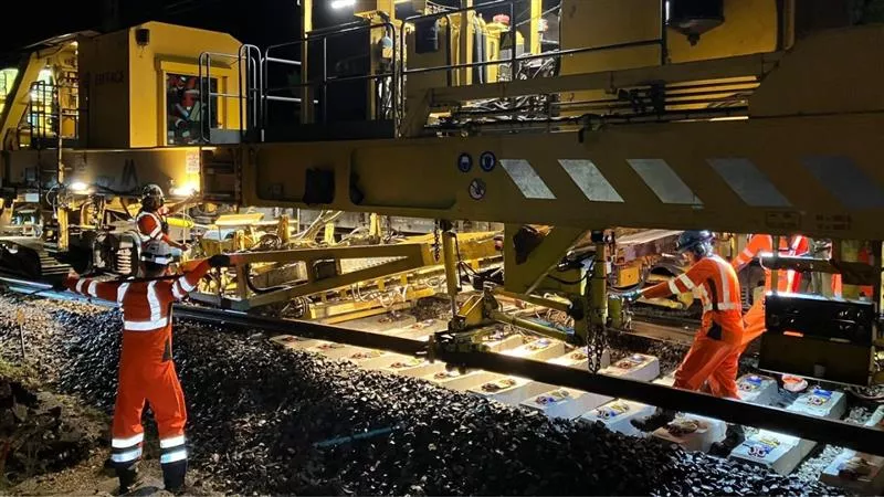 Travaux de nuit avec une suite rapide caténaire