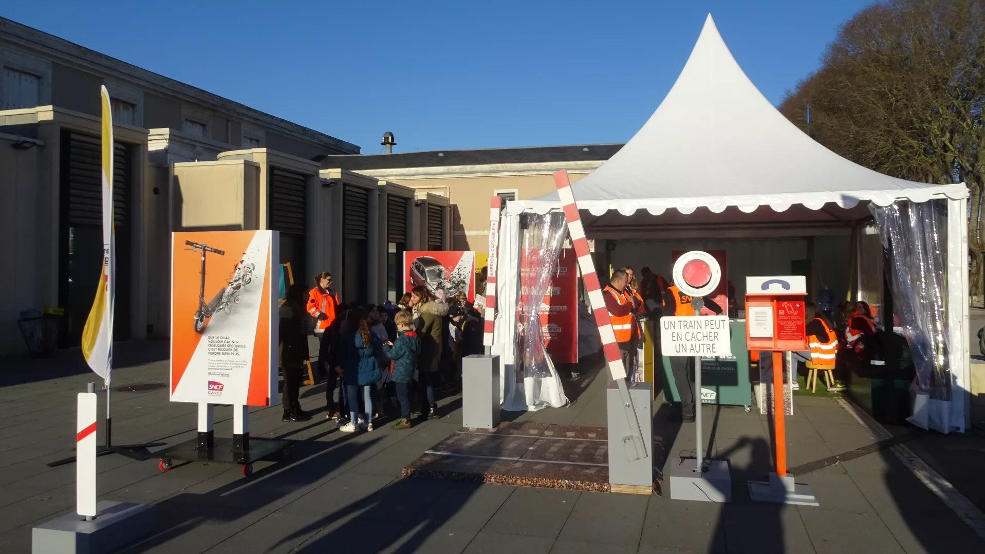 Stand de sensibilisation aux risques ferroviaires à Angoulême