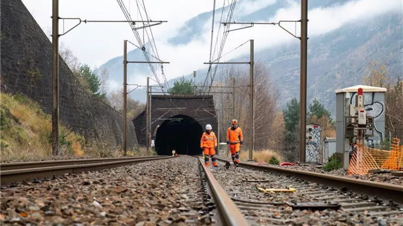 2 agents SNCF sortent du tunnel de la Maurienne