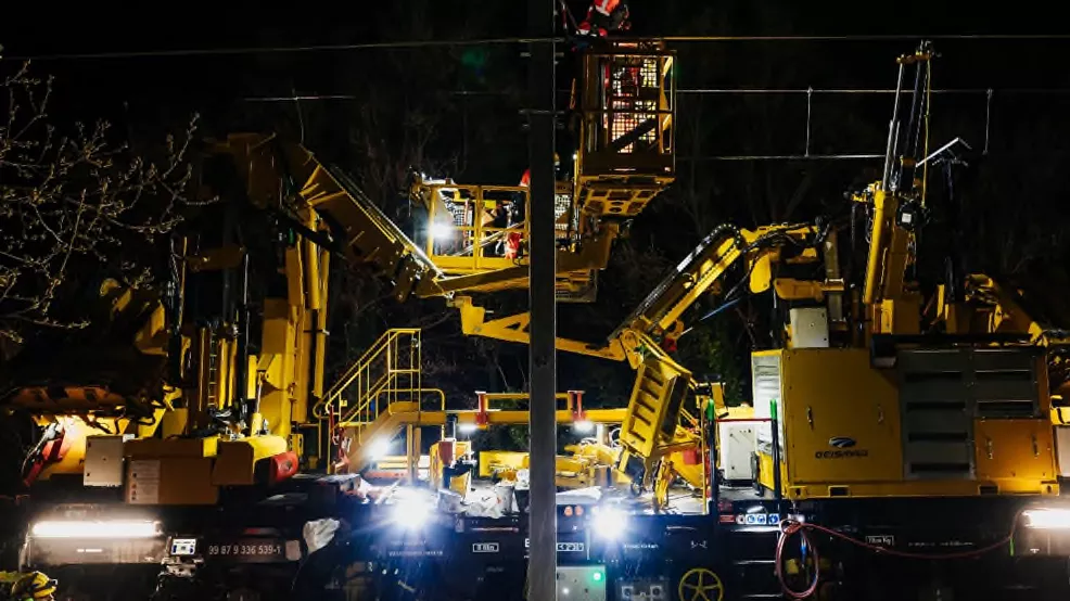 Train usine - renouvellement des poteaux caténaires sur la ligne POLT de nuit