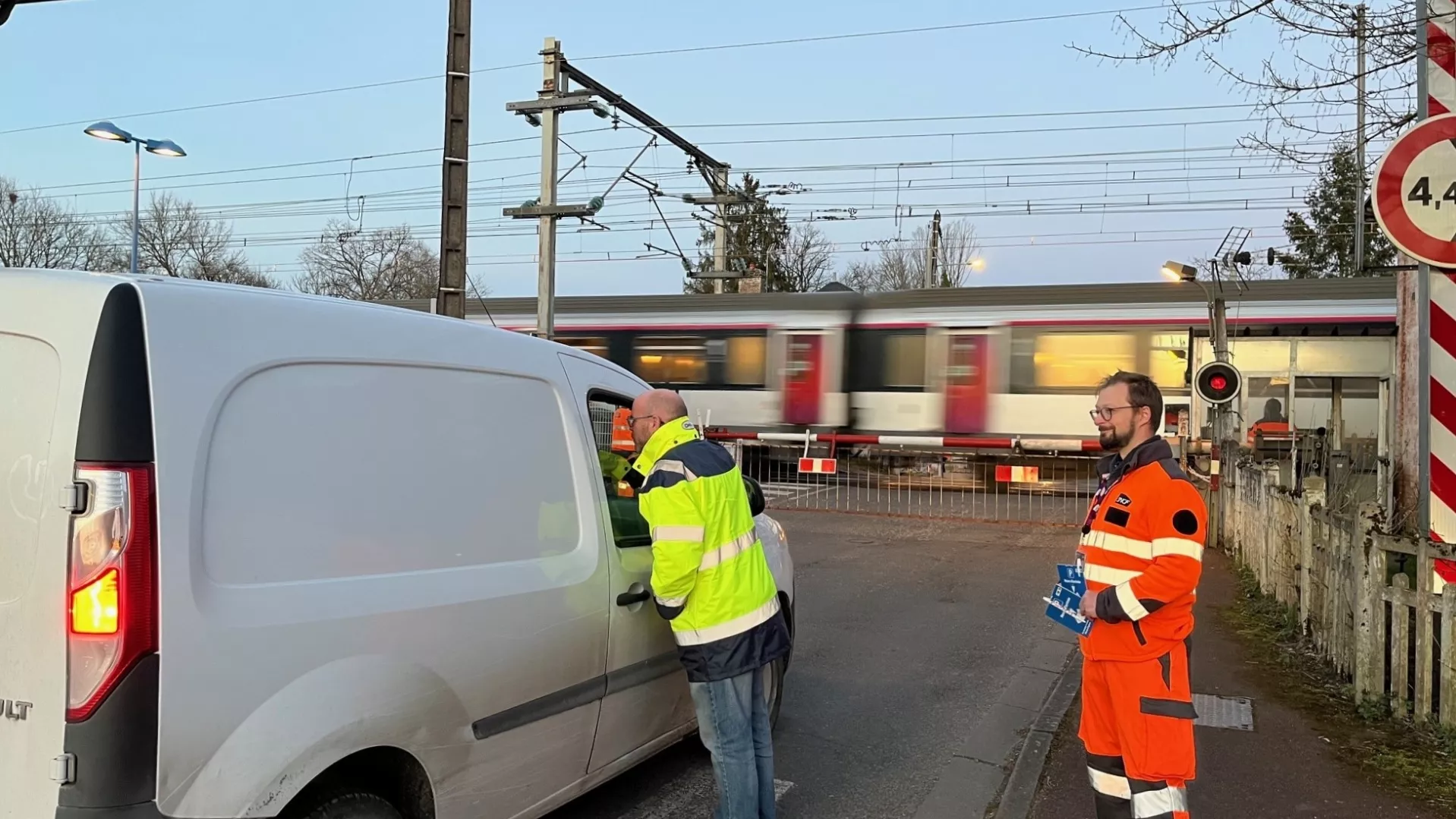 photo d'une action de prévention au passage à niveau