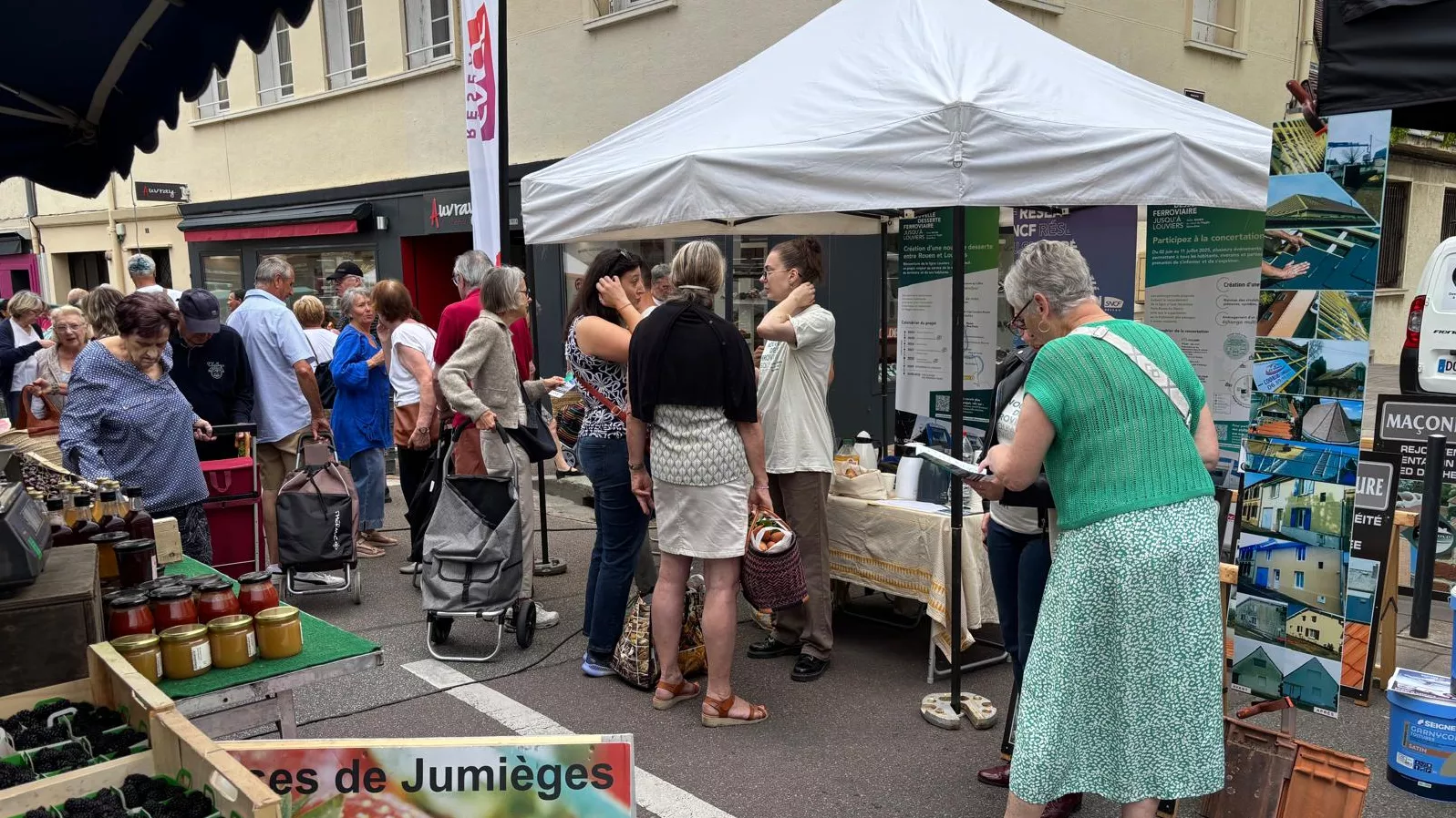 Photo rencontre terrain - marché Louviers - juin 2025 - Crédits photo : SNCF Réseau