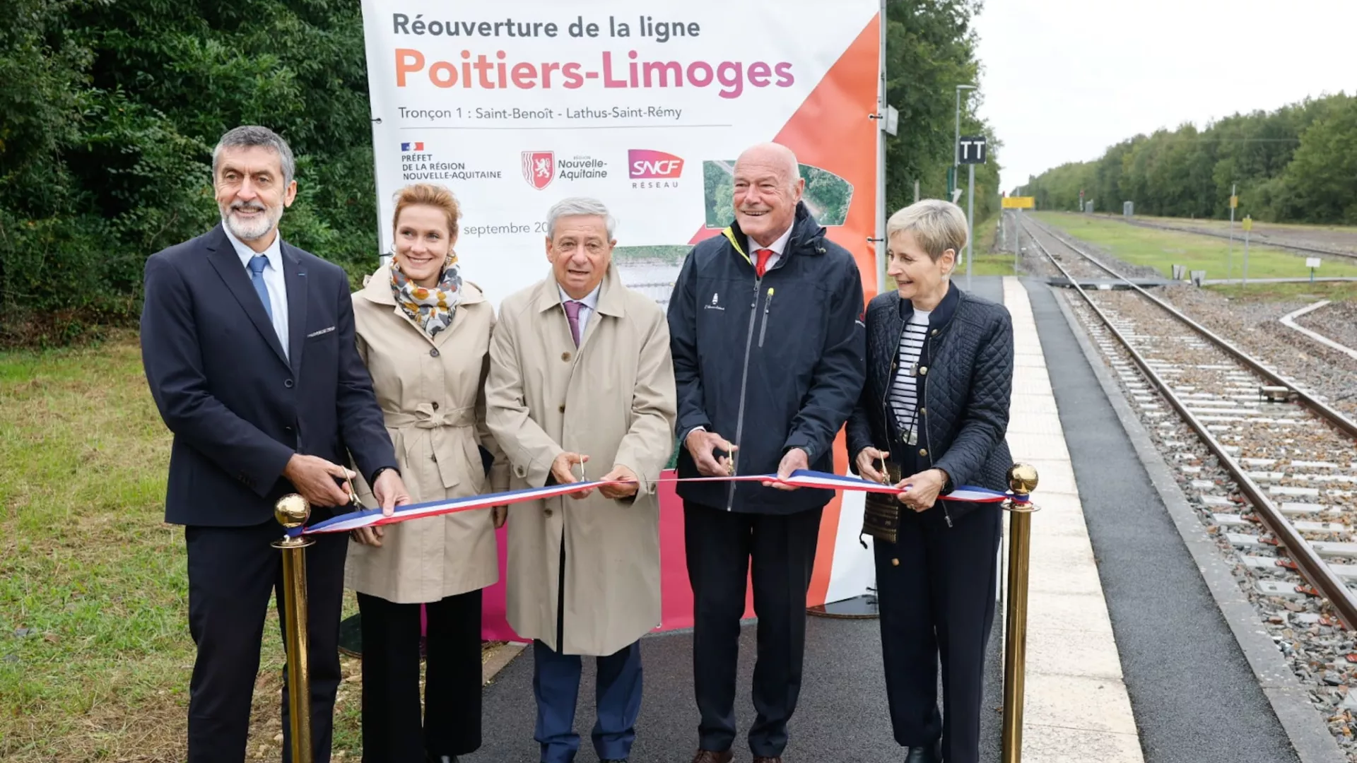 Coupe de ruban à l'occasion de l'inauguration de la réouverture de la ligne