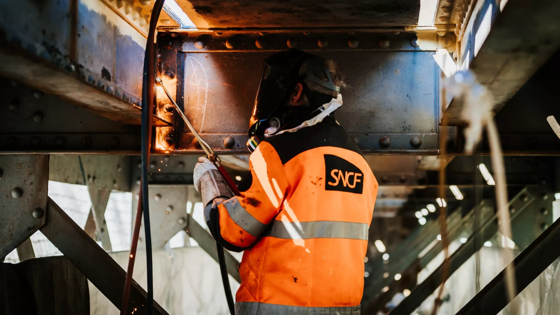 Photographie agents : travaux ligne train jaune