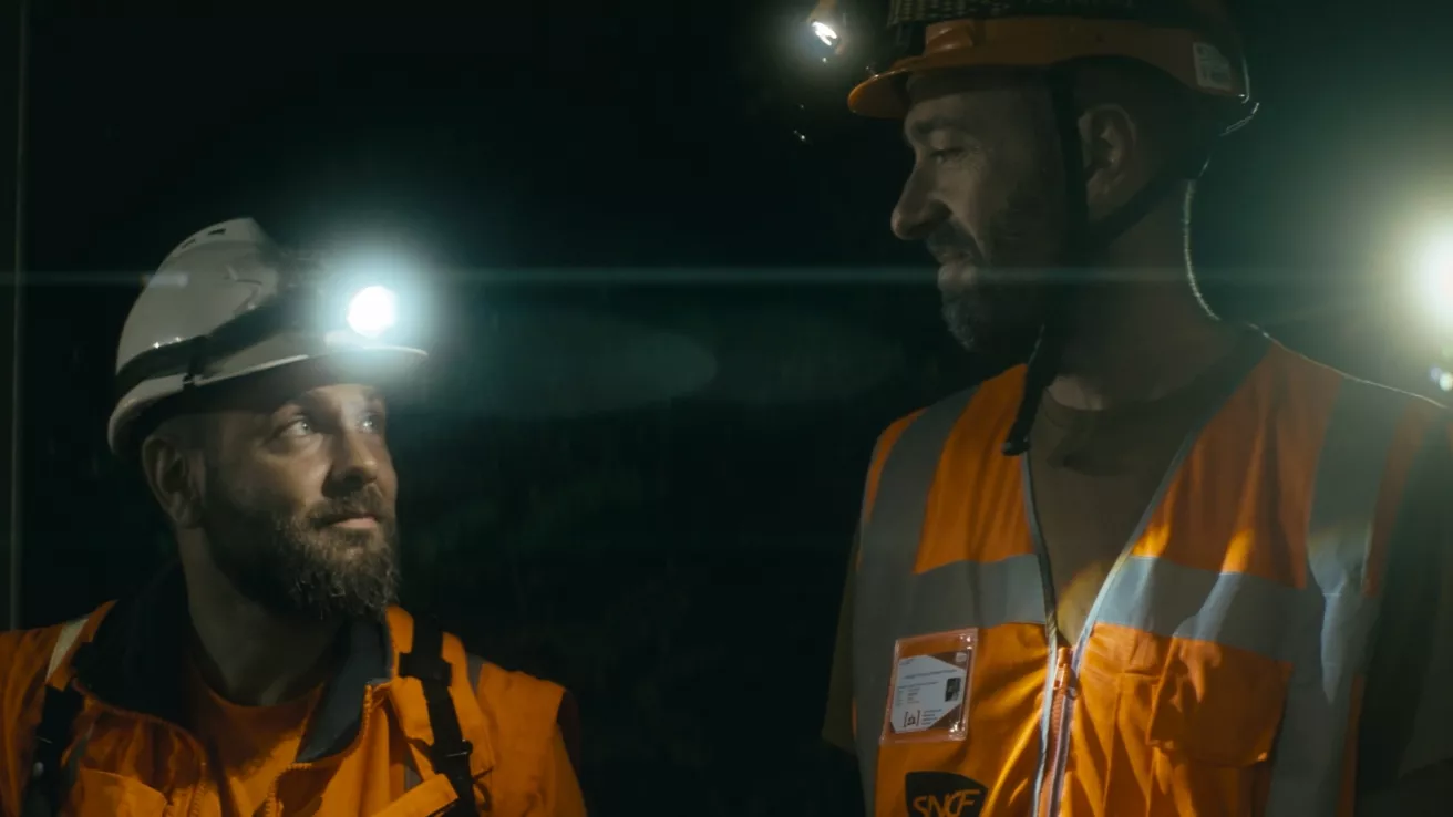 Deux collaborateurs sur le chantier